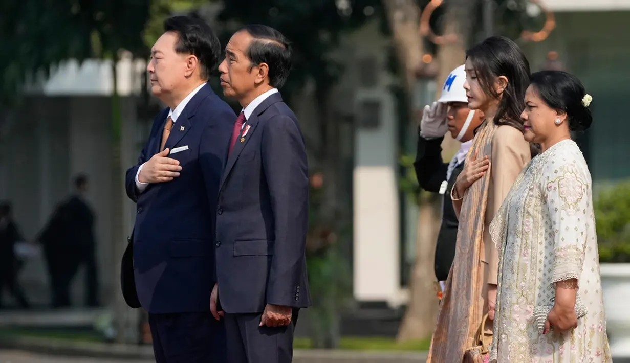Selain itu, kedatangan Yoon Suk Yeol dan Kim Keon Hee juga disambut upacara penyambutan. (AP Photo/Achmad Ibrahim)