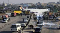 Pesawat penumpang Iran keluar dari landasan saat akan mendarat di Kota Bandar-e Mahshahr, Iran (27/1/2020).  (Mohammad Zarei/ISNA via AP)