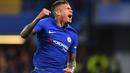 Pemain Chelsea, Kenedy mencetak gol pembuka saat timnya melawan Nottingham Forest pada babak ketiga Piala Liga Inggris di Stamford Bridge, London (20/9/2017). Chelsea menang 5-1. (AFP/Glyn Kirk)