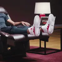 Pizza Hut melebarkan sayapnya ke dunia fashion. Mereka luncurkan sepatu yang bisa pesan antar dengan tombol di sepatu. (Via: mirror.co.uk)