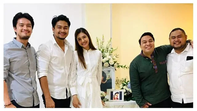 Dapat Kue Spesial, Ini 6 Potret Kedekatan Deva Mahenra dan Mikha Tambayong