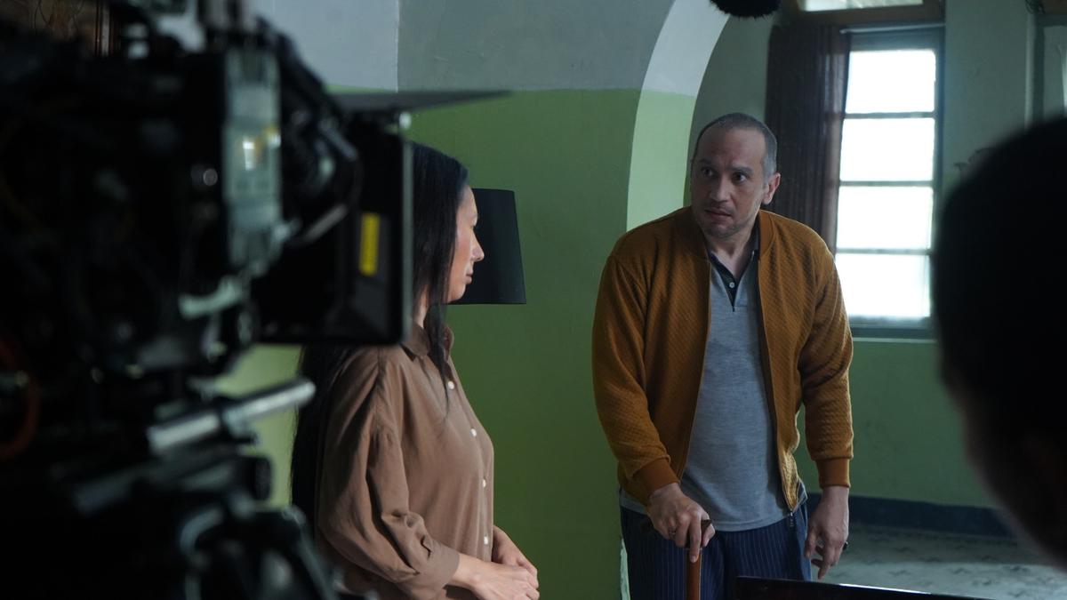 Potret Gary Iskak Syuting Film Lastri: Arwah Kembang Desa, Dedikasi Sang Aktor untuk Sinema Indonesia