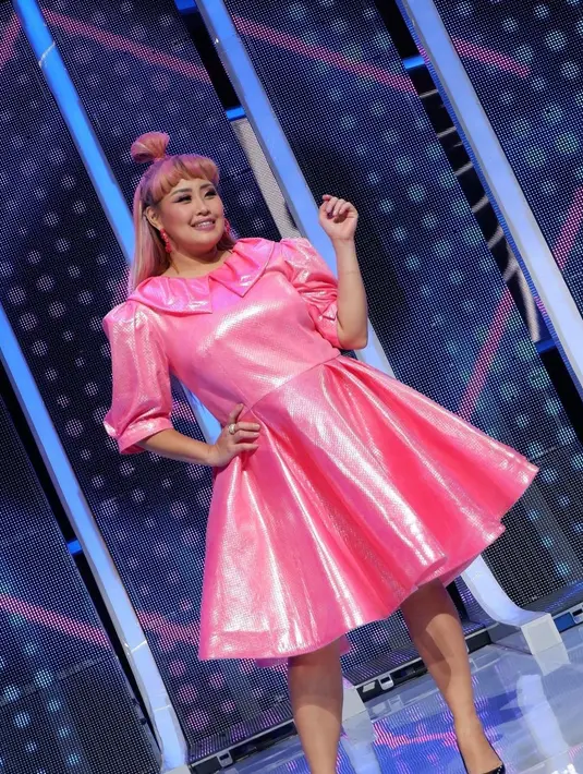 <p>Pinkan Mambo pernah dijuluki Barbie dari Indonesia dengan outfit feminin nan nyentrik. Berikut beberapa outfitnya! [@pinkan_mambo]</p>