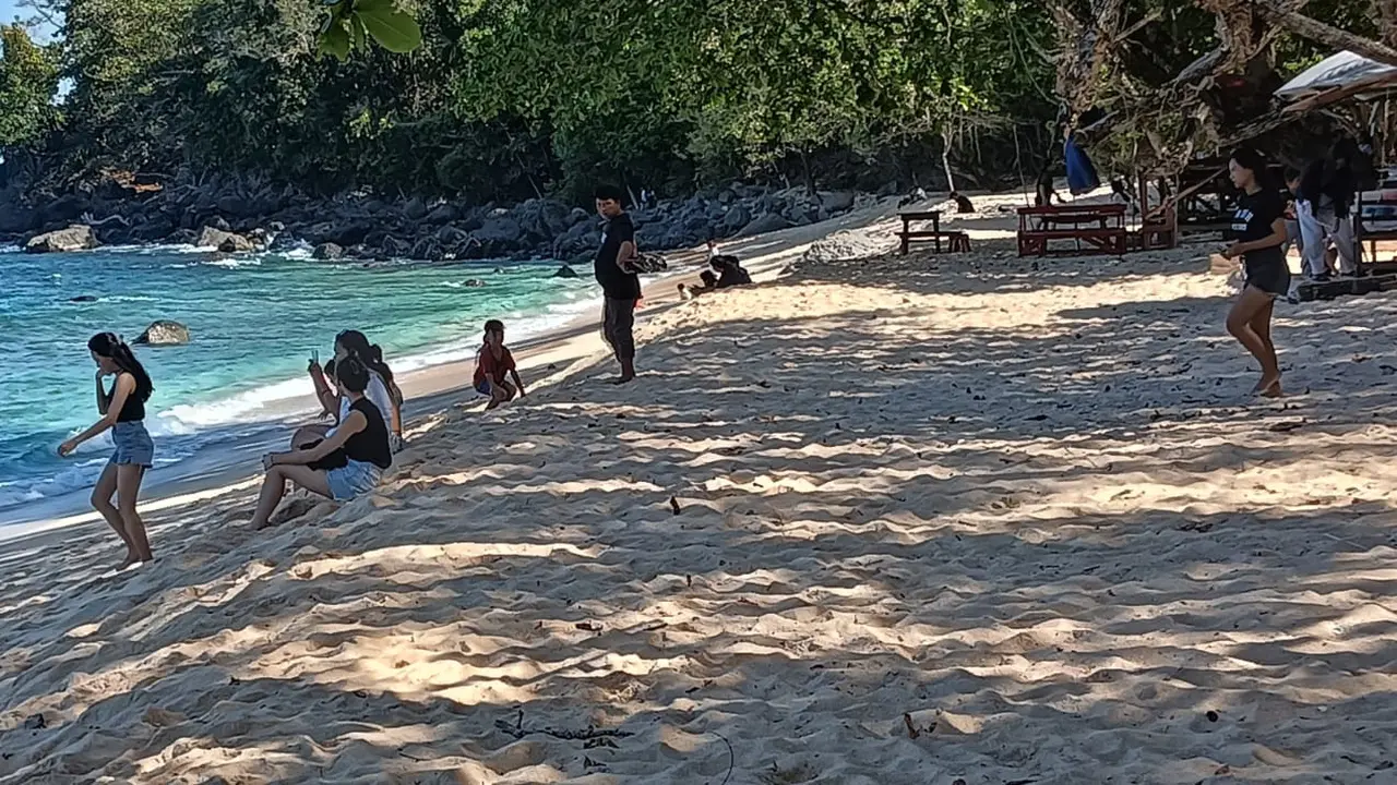 Sejumlah wisatawan menikmati Pantai Paal di Desa Marinsow, kecamatan Likupang Timur, Kabupaten Minahasa Utara pada, Minggu (13/10/2024).
