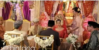 Resmi sudah Nina Zatulini dipersunting Chandra Tauphan usai menggelar Akad Nikah di Hotel Grand Mahakam, Jakarta Selatan, Jumat (22/01)