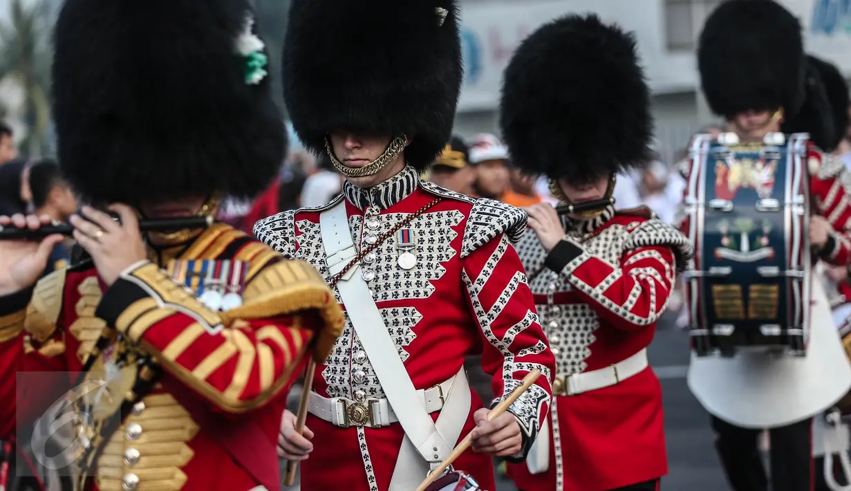 Aksi Scotts Guard alias penjaga Buckingham Palace mengelilingi kawasan Bundaran HI, Jakarta, Minggu (5/6). Aksi Scotts Guard yang didatangkan dari Inggris ini dalam rangka hari ulang tahun Ratu Elizabeth II yang ke-90. (Liputan6.com/Faizal Fanani)
