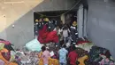 Tim penyelamat mencari korban yang selamat di lokasi kebakaran di pabrik di kawasan industri di Ahmedabad, India, Rabu (4/11/2020). Menurut pejabat setempat, puluhan orang tewas ketika sebagian gudang bahan kimia runtuh setelah terjadi ledakan dahsyat. (AP Photo/Ajit Solanki)