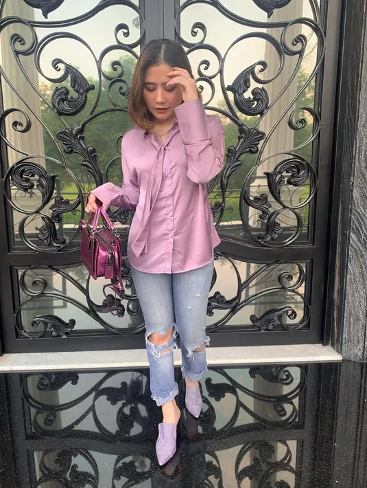 Prilly menceritakan, rumah barunya berkonsep American Style. Di samping itu, saat merancang, Prilly tak lupa dengan usulan ruang khusus yang akan menjadi tempat favorit untuk dirinya, adik dan kedua orangtuanya. (Instagram/prillylatuconsina96)