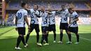 Sang juara bertahan Liga Italia, Inter Milan juga sukses mencatatkan penampilan tak terkalahkan hingga pekan ini. Nerazzurri saat ini menempati posisi tiga dan hanya tertinggal empat poin dari sang pemimpin klasemen, Napoli. (AFP/Marco Bertorello)