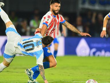 Megabintang Timnas Argentina, Lionel Messi tak mampu menyelamatkan La Albiceleste dari kekalahan saat melawan Paraguay di Kualifikasi Piala Dunia 2026 zona CONMEBOL yang berlangsung di Estadio Defensores del Chaco, Jumat (15/11/2024) pagi WIB. (Photo by Daniel Duarte / AFP)