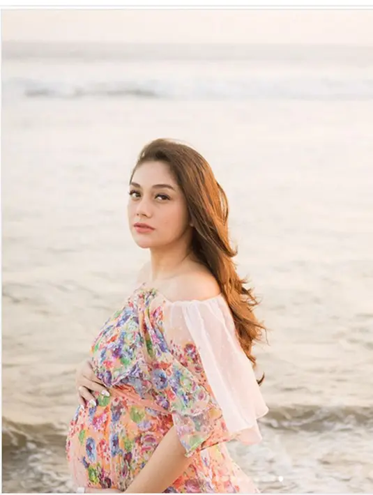 "Tanggalnya belum ketahuan. Kayaknya kalau ga pertengahan, akhir (Oktober) ya. Paling lama 10 November. Tergantung nanti pengennya bayi kapan keluarnya," kata Celine di kawasan Kebon Jeruk, Jakarta Barat, belum lama ini. (Instagram/celine_evangelista)