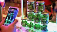 Vendor menjual jenis ganja untuk merayakan legalisasi ganja di "Thailand: 420 Legalaew!" festival akhir pekan yang diselenggarakan oleh Highland di provinsi Nakhon Pathom pada 11 Juni 2022. (AFP/Lillian Suwanrumpha)