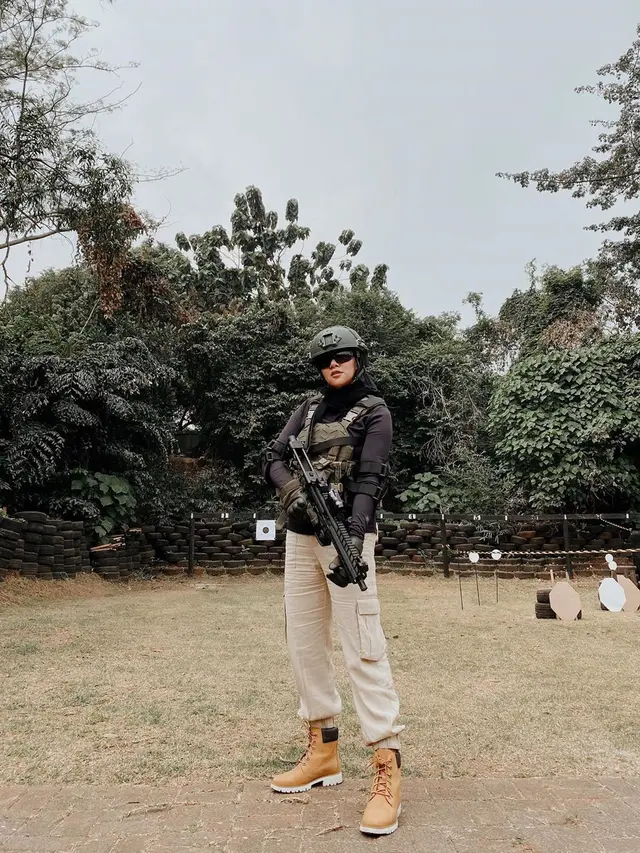 6 Gaya Seleb Wanita Saat Latihan Menembak, Curi Perhatian