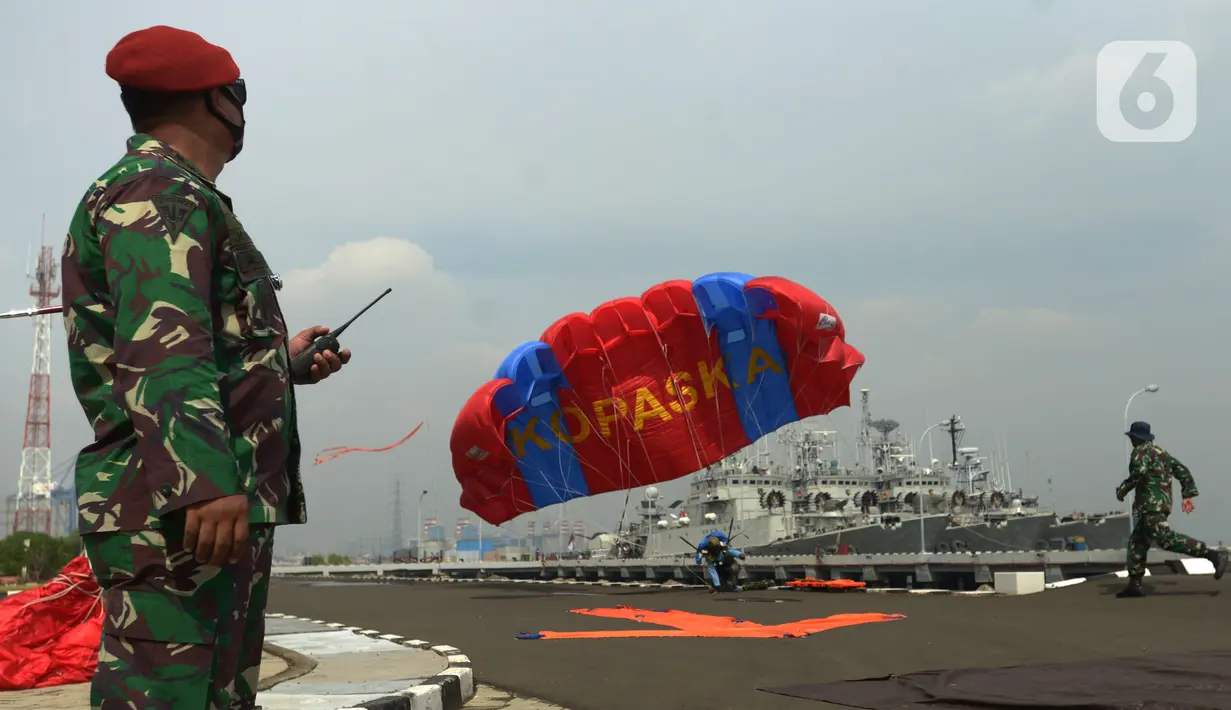 Prajurit Satkopaska TNI AL melakukan infiltrasi ke garis depan penyerbuan di Kompleks Dermaga Pondok Dayung Koarmada I, Jakarta, Selasa (23/6/2020). Kegiatan tersebut untuk meningkatkan profesionalisme prajurit Satkopaska Koarmada I dalam menjaga NKRI. (merdeka.com/Imam Buhori)