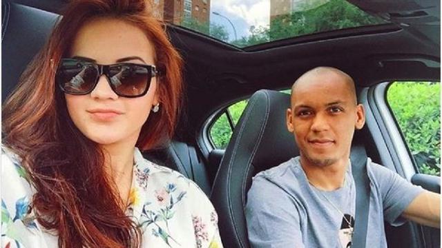 Gelandang Liverpool, Fabinho Tavares (kanan), bersama sang istri, Rebeca