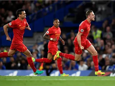 Liverpool berhasil mengalahkan Chelsea dengan skor 2-1 pada laga pekan kelima Premier League di Stamford Bridge, London, Sabtu (17/9/2016) dini hari WIB. Jordan Henderson (kanan) merayakan gol yang dicetaknya. (Reuters/Dylan Martinez)