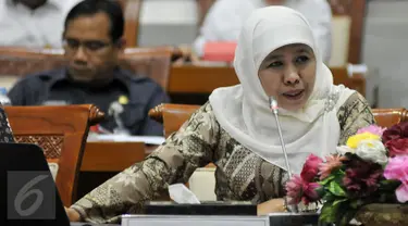 Mensos Khofifah Indar Parawansa mengikuti Rapat Kerja (Raker) dengan Komisi VIII DPR di Jakarta, (16/2). Raker tersebut membahas evaluasi pelaksanaan APBN Tahun 2015 dan tindak lanjut Hasil temuan BPK Semester I Tahun 2015. (Liputan6.com/Johan Tallo)