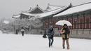 Istana Gyeongbokgung menjadi salah satu destinasi yang tidak boleh dilewatkan jika wisata ke Korea Selatan.  (Jung Yeon-je / AFP)