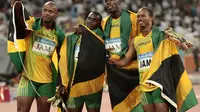 Asafa Powell, Nesta Carter, Usain Bolt, dan Michael Frater (kiri ke kanan) merayakan medali emas 4x100 meter Olimpiade 2008. Carter terbukti mengonsumsi doping sehingga kemenangan Jamaika dianulir. (AP Photo/Itsuo Inouye)