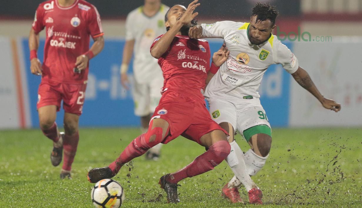 Pemain Persebaya, Nelson Alom (kanan) saat berebut bola dengan pemain Persija Jakarta, Rohit Chand pada laga Gojek Liag 1 bersama Bukalapak di Stadion PTIK, Jakarta (26/6/2018). Persija dan Persebaya bermain imbang 1-1. (Bola.com/Nick Hanoatubun)