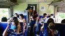 Di kawasan ini penumpang atau para turis memiliki waktu bebas untuk makan siang dan berjalan-jalan di kawasan sekitar. Di sini bahkan tersedia trip seharga 70 baht (sekitar Rp 29 ribu) yang akan membawa turis ke kebun bunga matahari dan pakis di Ban Kluay and Kai Cafe. (MANAN VATSYAYANA/AFP)