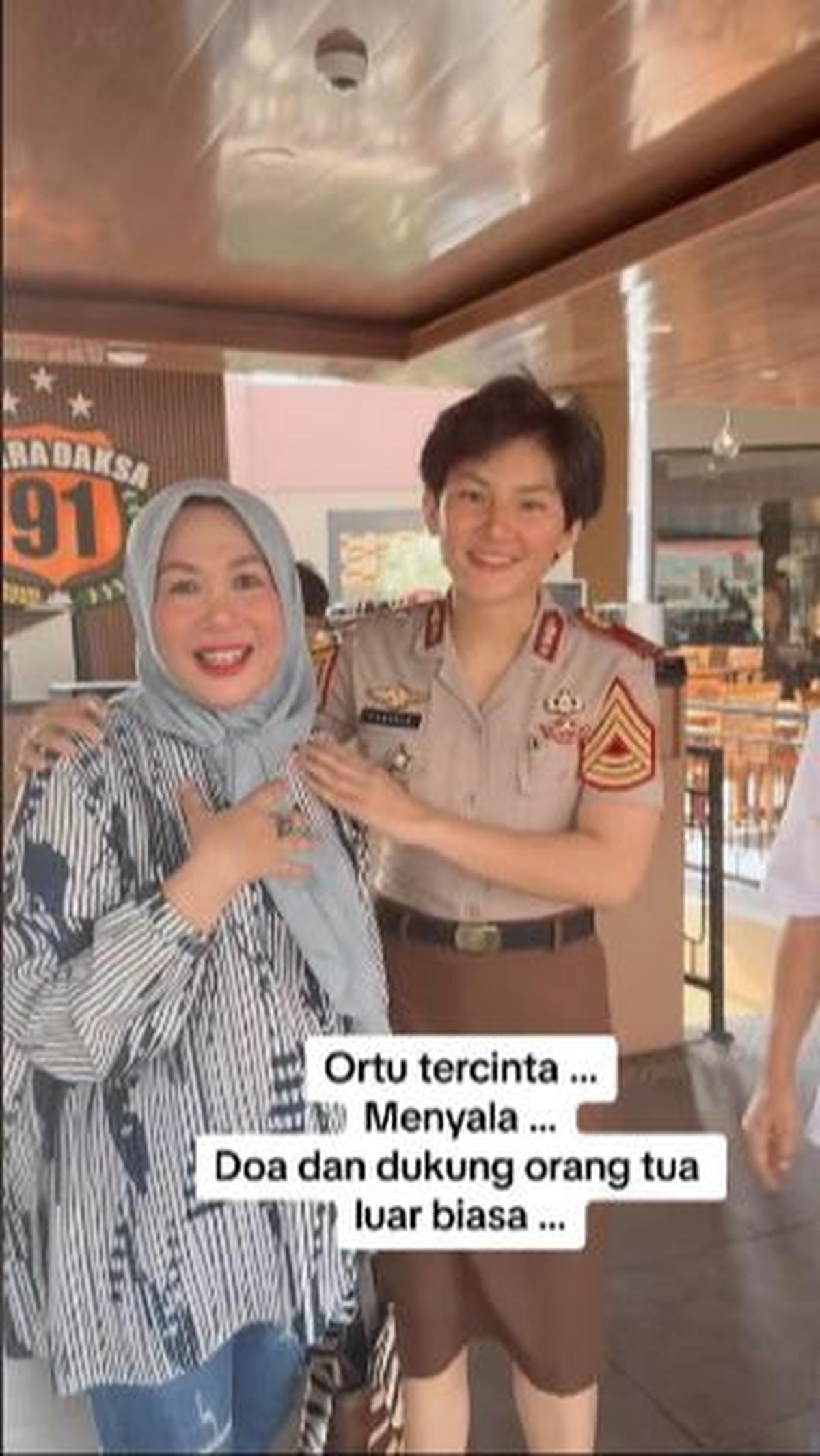 "Siap, ini Ibu saya," ujar Fabiola memperkenalkan sang Ibunda kepada komandannya. <br>