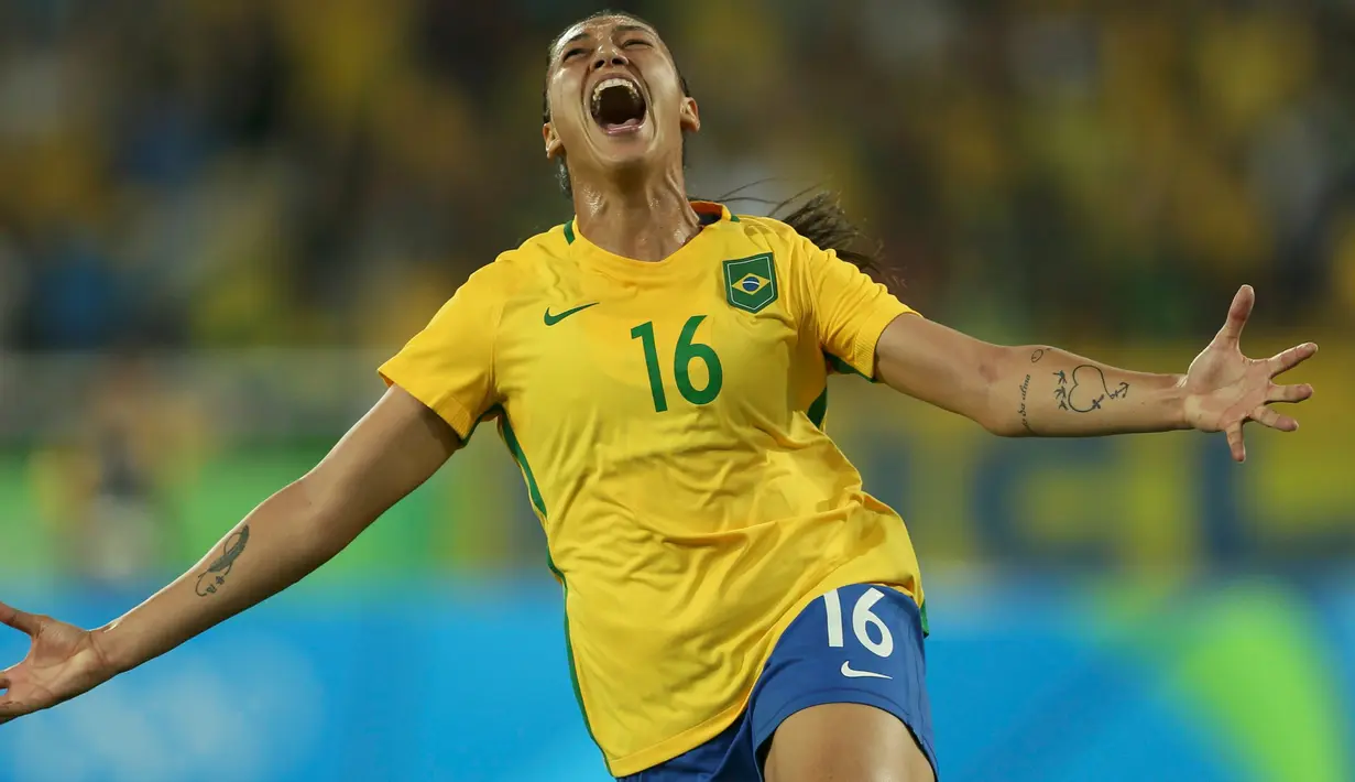 Pemain Brasil Beatriz merayakan golnya ke gawang Swedia pada Olimpiade Rio 2016,Brasil, (6/8).Wajah-wajah rupawan para pemain Brasil membuat penonton menikmati jalannya pertandingan. (REUTERS / Gonzalo Fuentes)