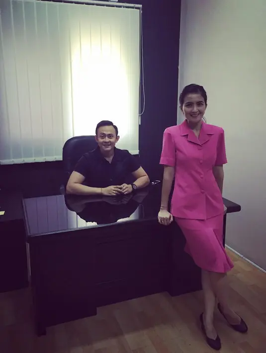 Kadek Devie bahkan mengunggah momen ketika dirinya pertama kalinya mengenakan seragam Ibu Bhayangkari. [Foto: Instagram/kddevie]