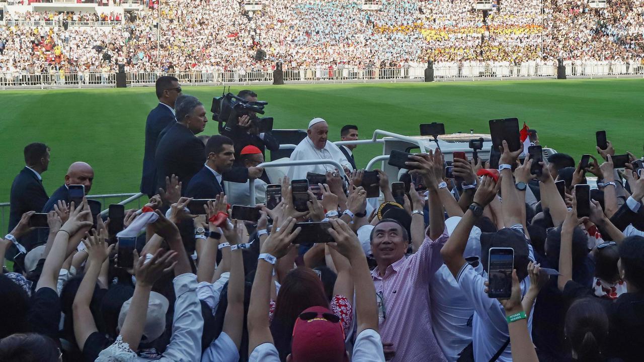 Mengenang Ciuman Penuh Haru Paus Fransiskus dan Imam Besar Masjid Istiqlal yang Jadi Sorotan Dunia