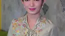 Kali ini, Selvi Ananda menyanggul rapi rambutnya dengan makeup soft glam berlipstik pink fuschia [@mel_ahyar]