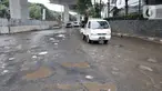 Kendaraan melintas dekat jalan berlubang di kawasan Kelapa Gading, Jakarta, Minggu (1/3/2020). Kepala Dinas Bina Marga DKI Jakarta Hari Nugroho mengatakan banjir pada Februari 2020 merusak 495 jalan Ibu Kota dengan 3.290 titik lubang yang tersebar di lima wilayah. (merdeka.com/Iqbal Nugroho)