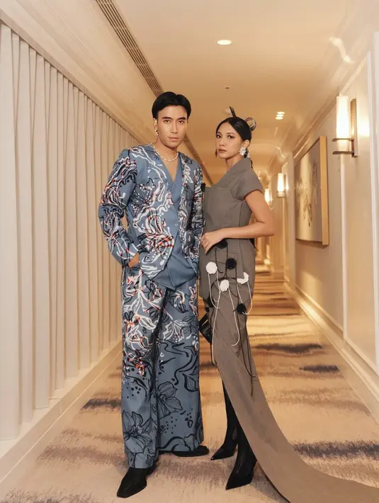 Kali ini, Vidi dan Sheila tampak begitu statement dengan jas bermotif floral dan gaun panjang berpotongan unik. [Foto: Instagram/ Vidi Aldiano]