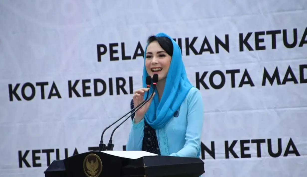 Arumi Bachsin memberikan sambutan saat acara Pelantikan Walikota dan Wakil Walikota Kediri serta Walikota dan Wakil Walikota Madiun pada Senin, 29 April 2019. (Liputan6.com/IG/@humasprovjatim)