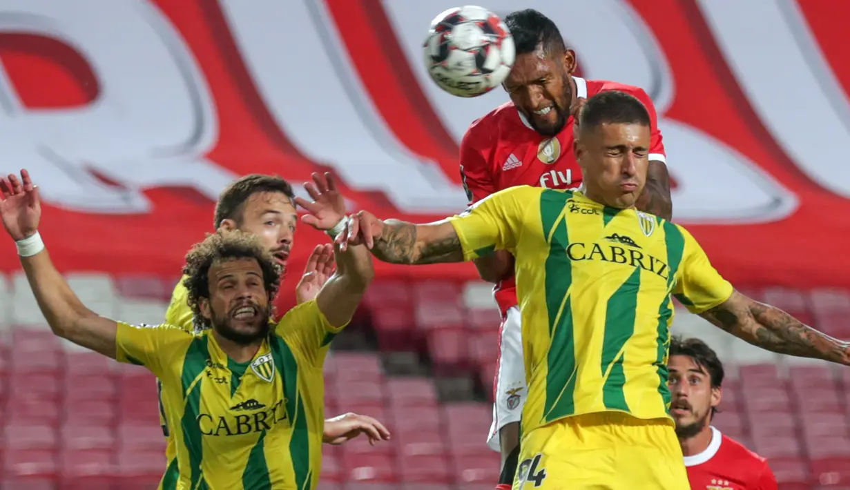 Striker Benfica, Dyego Sousa, berebut bola dengan pemain Tondela pada laga Liga Portugal di Stadion The Luz, Lisbon, Kamis (4/6/2020) waktu setempat. Kompetisi Liga Portugal resmi dilanjutkan dengan aturan tanpa penonton di setiap pertandingan. (AFP/Tiago Petinga/pool)
