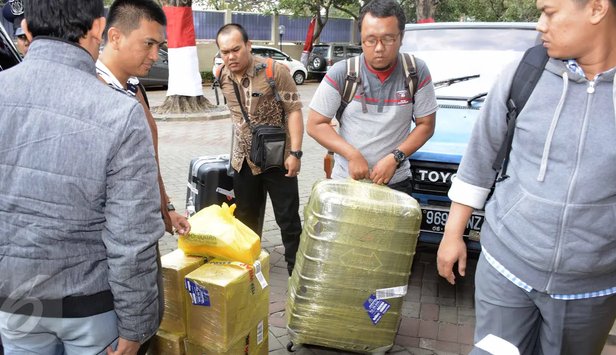 KPK menyita sejumlah dokumen usai menggeledah kediaman Gubernur Sumut, Gatot Pujo Nugroho di Jakarta, Jumat (14/8/2015). Penggeledahan dilakukan terkait penyidikan kasus dugaan suap kepada hakim dan panitera PTUN di Medan. (Liputan6.com/Helmi Afandi)