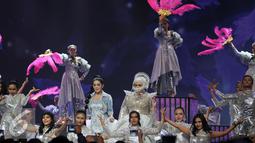 Syahrini dan Melly Goeslaw membuktikan janji mereka untuk tampil heboh di Malam Puncak HUT SCTV ke 26 di Istora Senayan, Jakarta, Rabu (24/8). Keduanya mengenakan busana dengan ornamen mewah. (Liputan6.com/Johan Tallo)