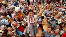 Seorang wanita merayakan pembukaan festival bir Oktoberfest ke-185 di Munich, Jerman, Sabtu (22/9). Festival bir terbesar di dunia ini diselenggarakan mulai 22 September hingga 7 Oktober 2018. (AP Photo/Matthias Schrader)