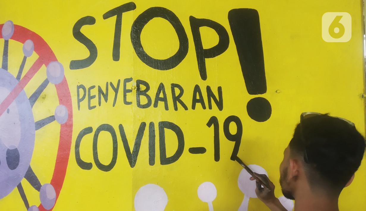 Mahasiswa melukis mural bertemakan sosialisasi pencegahan Covid-19 di kolong jalan tol dalam kota, Kebun Nanas, Jakarta, Jumat (4/12/2020). Kegiatan sekitar 90 tiang kolong tol sepanjang jalan MT Haryono ini difasilitasi Satgas Covid-19. (merdeka.com/Arie Basuki)