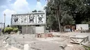Suasana penyelesaian proyek Taman Aspirasi Monas di seberang Istana Presiden, Jakarta, Kamis (2/6).  Taman tersebut dibangun untuk memfasilitasi para pengunjuk rasa yang akan menyampaikan aspirasinya. (Liputan6.com/Faizal Fanani)