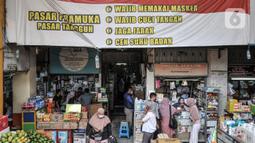 Pengunjung membeli obat-obatan dan perlengkapan medis di Pasar Pramuka, Jakarta, Rabu (2/2/2022). Kebutuhan medis seperti obat, masker, dan oksigen mulai diburu warga sebagai antisipasi melambungnya harga seiring terus melonjaknya kasus positif COVID-19. (merdeka.com/Iqbal S. Nugroho)