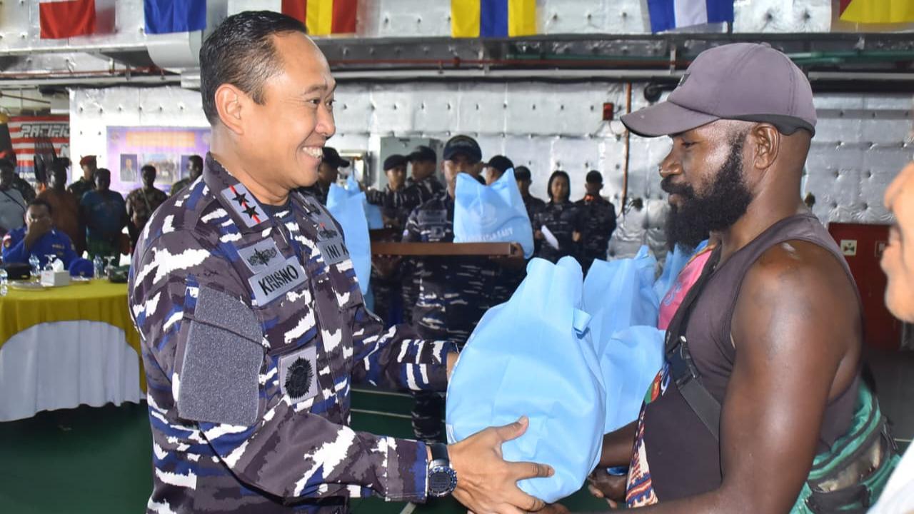 Kemhan Inisiasi Bakti Sosial dan Kesehatan di Wanam, Kapal RS KRI Wahidin Sudirohusodo Layani Warga Papua