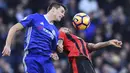 4. Bek Chelsea, Cesar Azpilicueta, berebut bola dengan striker Bournemouth, Joshua King, pada laga Premier League di Stadion Stamford Bridge, Inggris, Senin (26/12/2016). (AFP/Glyn Kirk)