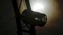Siluet roda observatorium Singapore Flyer saat fenomena gerhana matahari parsial di Singapura, Rabu (9/3/2016). Gerhana matahari parsial di Singapura terakhir kali terjadi pada 10 Mei 2013 lalu. (REUTERS / Edgar Su)