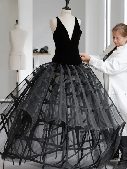 Custom corset ini dipadukan dengan rok panjang khusus dari Dior Haute Couture, berbahan organza sutra dan tulle crin cage. [Foto: Document/Dior]