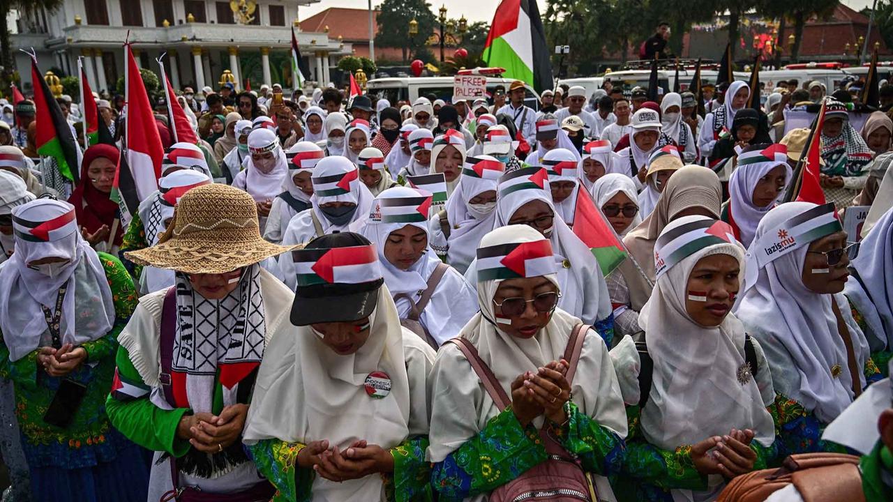 FOTO: Ribuan Warga Surabaya  Gelar Aksi Beri Dukungan kepada Warga Palestina
