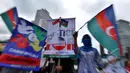 Massa membawa bendera Azerbaijan saat aksi di Bundaran HI, Jakarta, Senin (23/2/2015). (Liputan6.com/Faizal Fanani)
