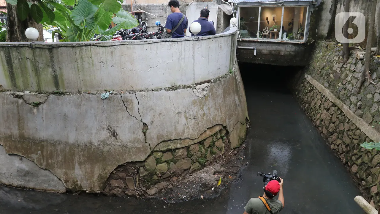 Bangunan Ini Berdiri di Atas Saluran Air