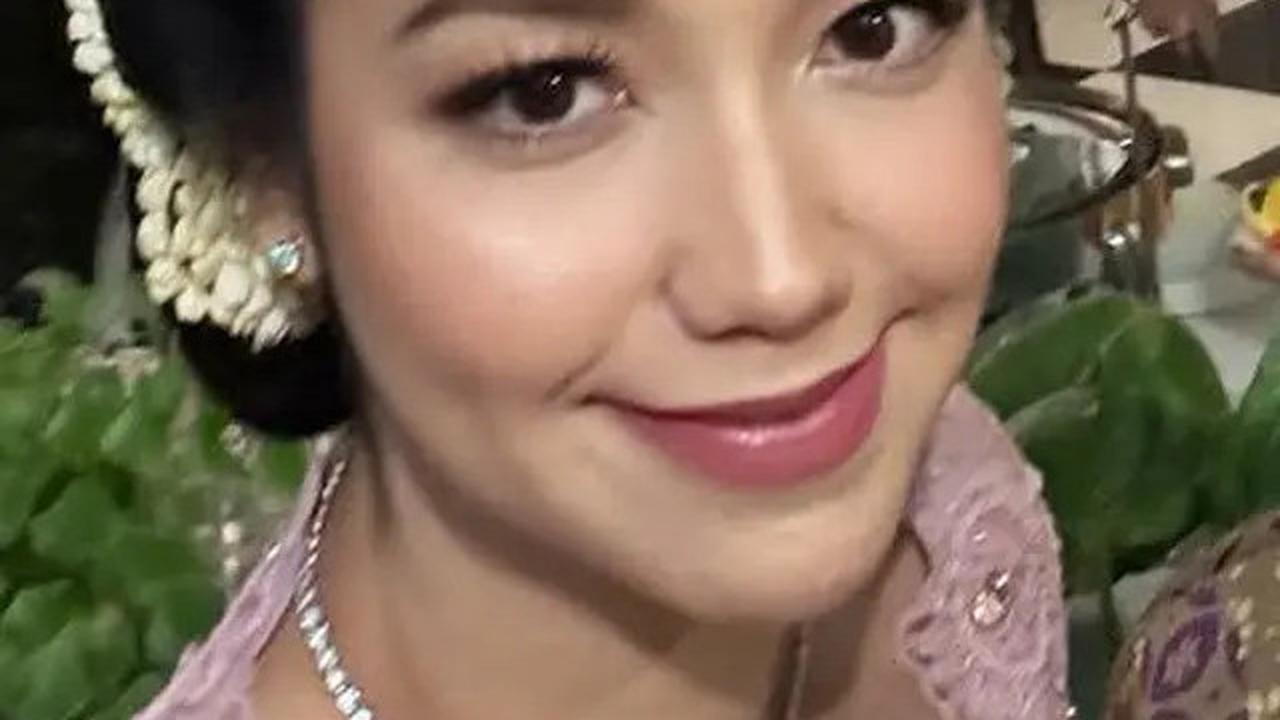 6 Potret Tujuh Bulanan Kehamilan Pertama Velove Vexia dengan Adat Jawa Dibalut Kebaya Pink hingga Wajah Suaminya Terungkap