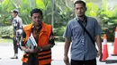 Terdakwa kasus dugaan suap proyek PLTU Riau-1 Idrus Marham (kiri) bersiap menjalani pemeriksaan di Gedung KPK, Jakarta, Kamis (16/5/2019). KPK memeriksa Idrus Marham sebagai saksi untuk tersangka Dirut PLN nonaktif Sofyan Basir dalam kasus dugaan suap proyek PLTU Riau-1. (merdeka.com/Dwi Narwoko)