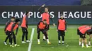 Para pemain Sevilla melakukan pemanasan selama sesi latihan tim di Signal Iduna Park, Dortmund, Jerman (8/3/2021). Sevilla akan bertanding melawan Borrusia Dortmund pada leg kedua babak 16 besar Liga Champions di Signal Iduna Park. (AP Photo/Martin Meissner)